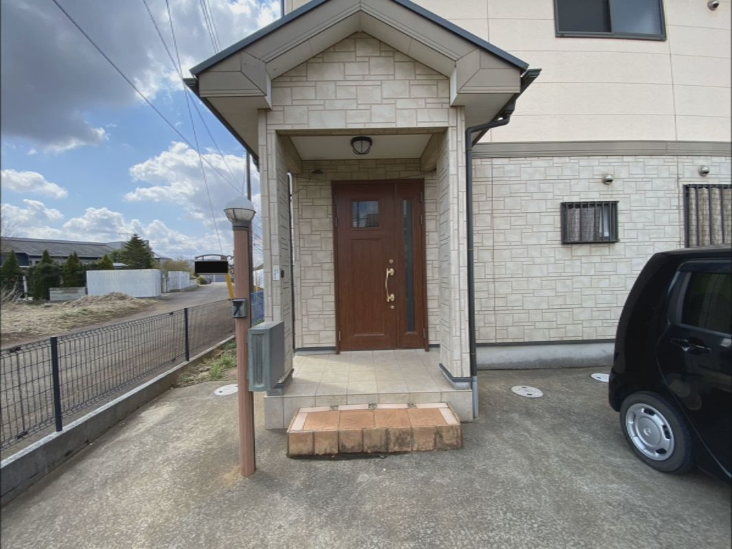 八街は　中古戸建　駐車場４台のエントランス