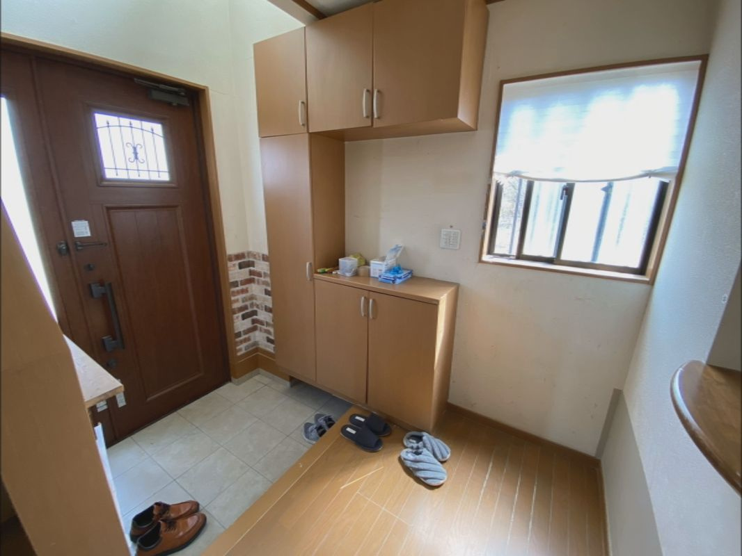 八街は　中古戸建　駐車場４台の玄関
