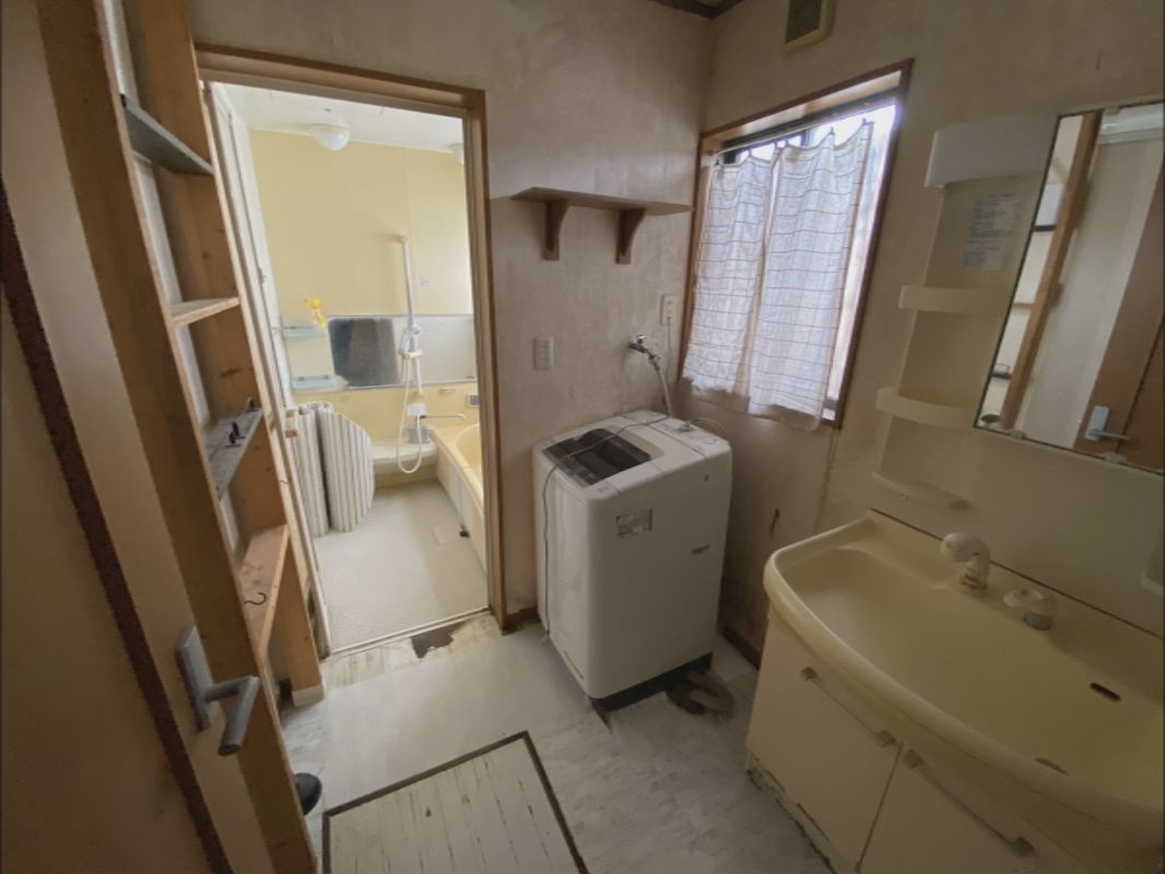 八街は　中古戸建　駐車場４台の脱衣所
