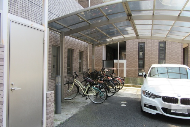 ラウンド・Ｍのその他共用部分|敷地内に屋根付き駐輪場あります♪