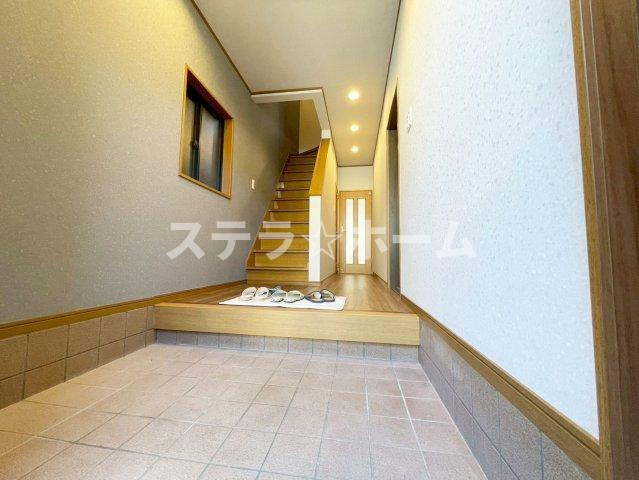岸部北3 中古戸建の玄関|明るい玄関です