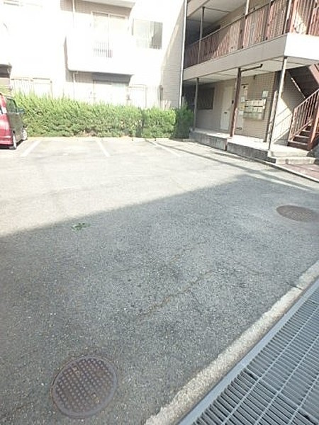 モアクレスト花田公園B棟の駐車場|駐車スペースもあります