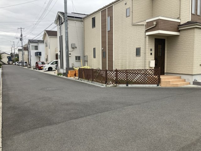 野田市岩名1丁目　中古戸建ての前面道路含む現地写真
