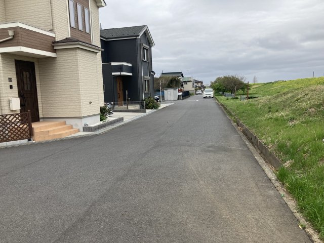 野田市岩名1丁目　中古戸建ての前面道路含む現地写真