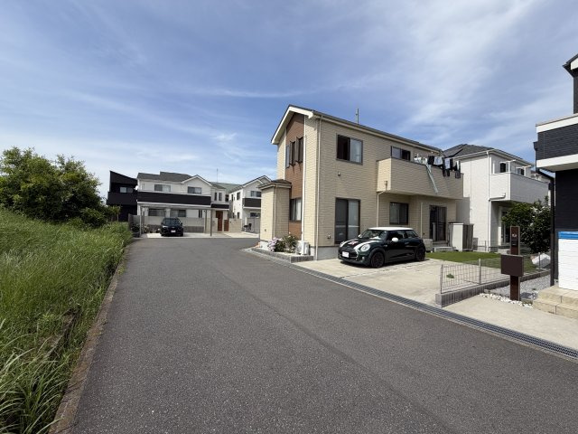 野田市岩名1丁目　中古戸建ての前面道路含む現地写真