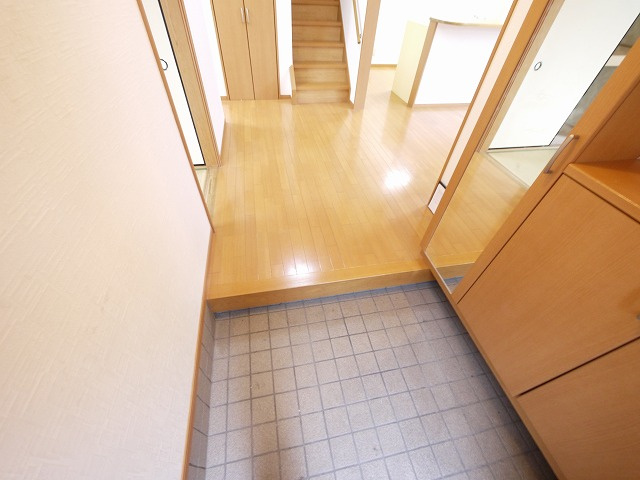 田原本新町貸家の玄関|明るい玄関です
