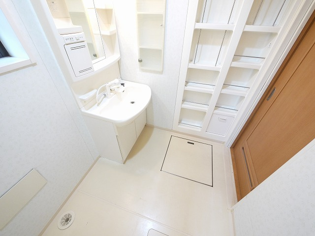田原本新町貸家の洗面所|広い洗面スペース