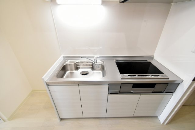 RYOWA RESIDENCEのキッチン|3口IHコンロ