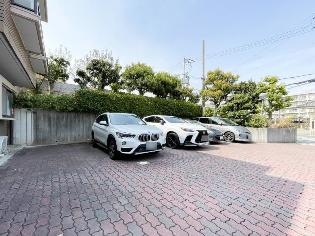 エルシャポー北名次の駐車場