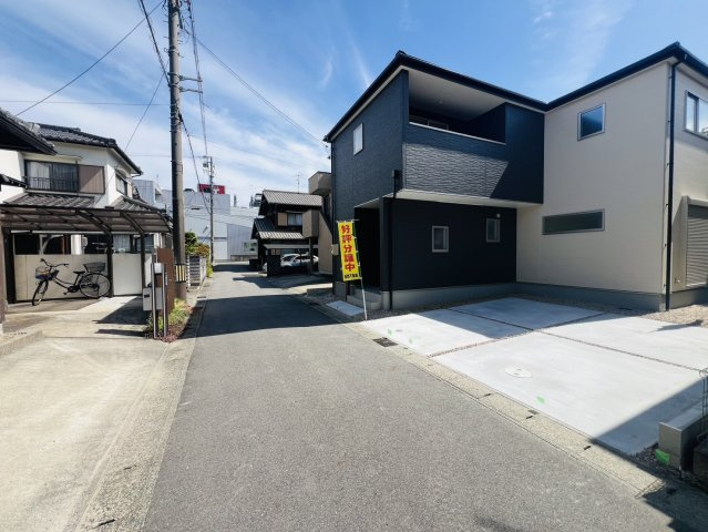 碧南市踏分町一丁目56『仲介手数料無料』新築戸建ての前面道路含む現地写真