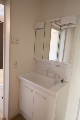 《仲介手数料無料》桶川市神明１丁目5-2新築一戸建てTerrechezの独立洗面台