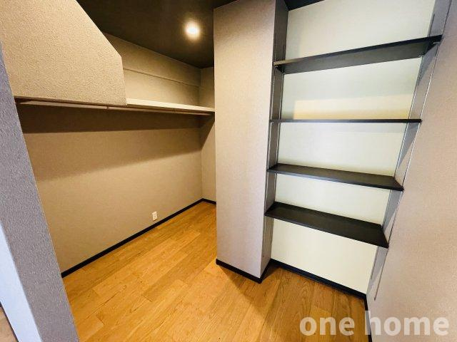 ユニライフ北大阪弐号棟の収納|◆ウォークスルークローゼットです！
◆枕棚・ハンガーパイプ・可動棚があり、たっぷり収納できます！