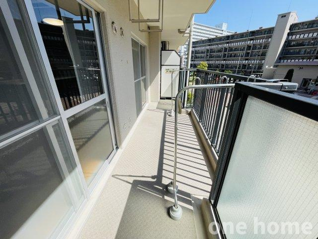 ユニライフ北大阪弐号棟のバルコニー|◆南西側バルコニーです！手すりが格子タイプで、光も風も通してくれます♪