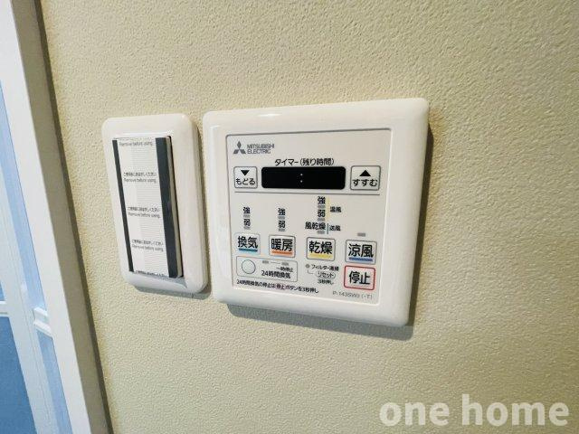 ユニライフ北大阪弐号棟の設備|◆浴室暖房乾燥機 完備です！年間を通して快適なバスタイムをお楽しみいただけます！雨天や花粉の季節の洗濯物干しにも大活躍です！