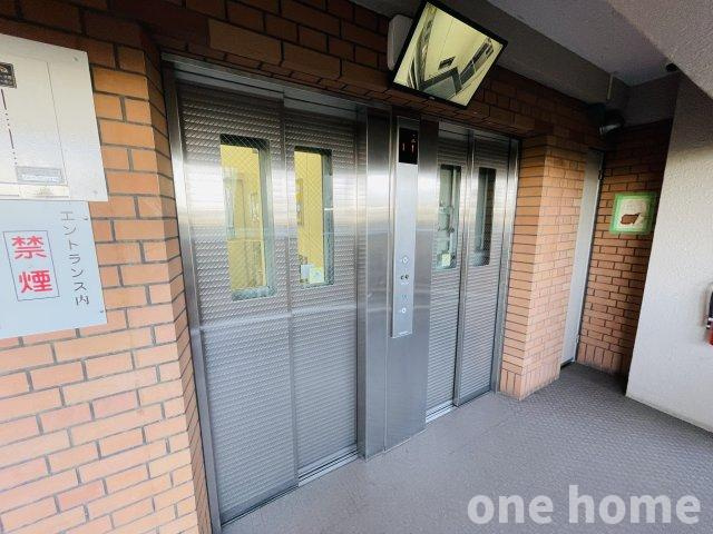 ユニライフ北大阪弐号棟のその他共用部分|◆エレベーター停止階です！
◆エレベーターは２基完備され待ち時間のストレス軽減♪点検中で困る心配がありません！
◆防犯カメラが設置されセキュリティー面に配慮されています！