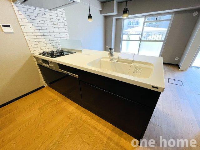 ユニライフ北大阪弐号棟のキッチン|◆新調されたシステムキッチンです！オープンキッチンで開放感があります！
◆カウンターがありお料理の配膳などもスムーズです！