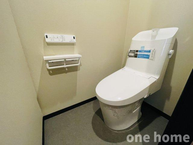 ユニライフ北大阪弐号棟のトイレ|◆新調された温水洗浄便座付きトイレです！
◆操作がしやすい壁掛けリモコンです！