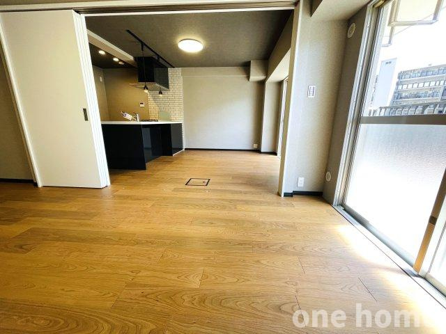 ユニライフ北大阪弐号棟の洋室|◆LDK隣 洋室です！LDKとつなげて更に広々とした空間としてもご使用いただけます！
◆南西バルコニーから自然光差し込む寛ぎ空間です！