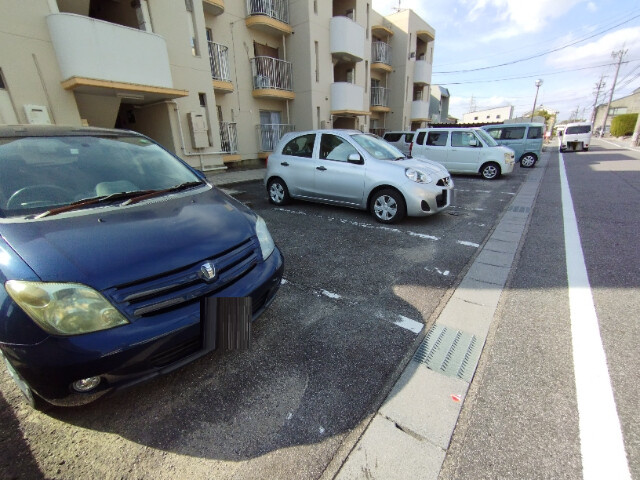 サンライフ六名の駐車場