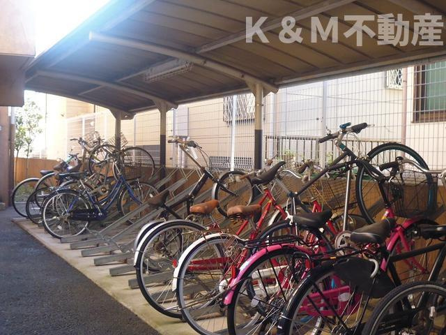 アーストンスクウェアのその他共用部分|屋根付き自転車置き場、奥に小… 