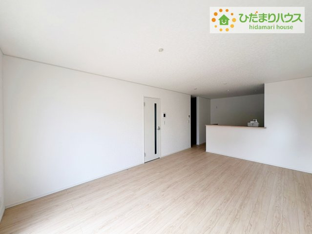 日立市川尻町第7　新築戸建　1号棟の居間・リビング|リビングと洋室が続き間設計ですので、大空間を演出できます(^O^)