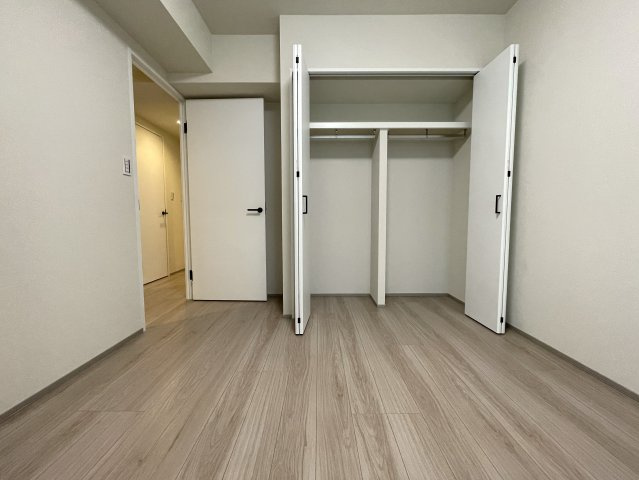 お布団派には朗報！現代のクローゼットではしまいにくいが、ココはユトリあるためイケちゃいます！廊下の面積が最低限で、その分リビングや部屋に使える！【クオス上星川】リノベーションの洋室|スタンダードな洋室です