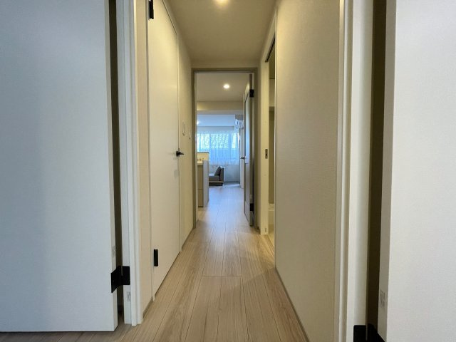 お布団派には朗報！現代のクローゼットではしまいにくいが、ココはユトリあるためイケちゃいます！廊下の面積が最低限で、その分リビングや部屋に使える！【クオス上星川】リノベーションの内装|きれいな内装です
