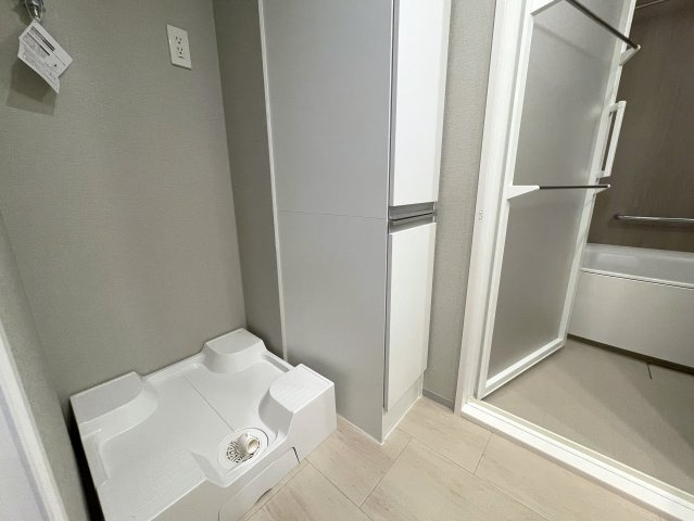 お布団派には朗報！現代のクローゼットではしまいにくいが、ココはユトリあるためイケちゃいます！廊下の面積が最低限で、その分リビングや部屋に使える！【クオス上星川】リノベーションのランドリースペース