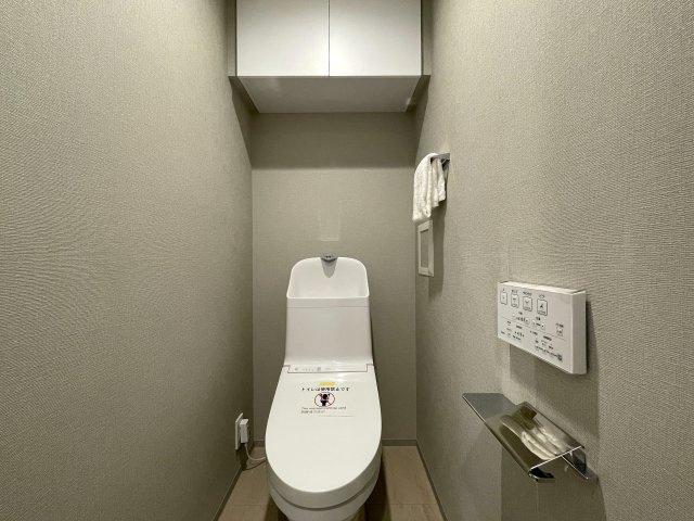 お布団派には朗報！現代のクローゼットではしまいにくいが、ココはユトリあるためイケちゃいます！廊下の面積が最低限で、その分リビングや部屋に使える！【クオス上星川】リノベーションのトイレ|コンパクトで使いやすいトイレです