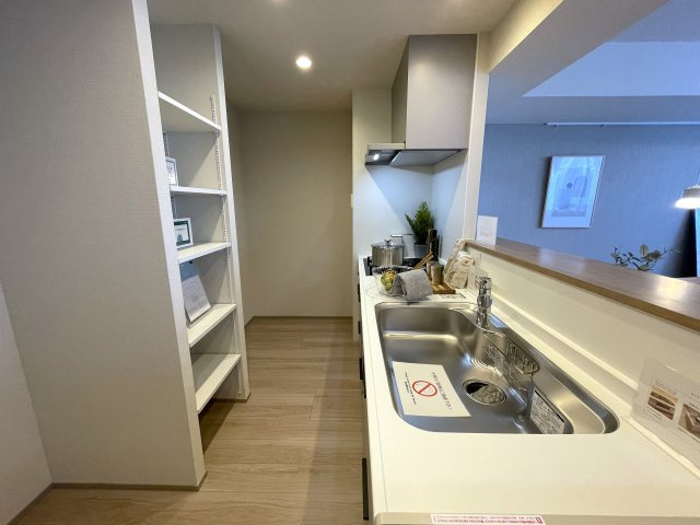 お布団派には朗報！現代のクローゼットではしまいにくいが、ココはユトリあるためイケちゃいます！廊下の面積が最低限で、その分リビングや部屋に使える！【クオス上星川】リノベーションのキッチン|使いやすいキッチンです