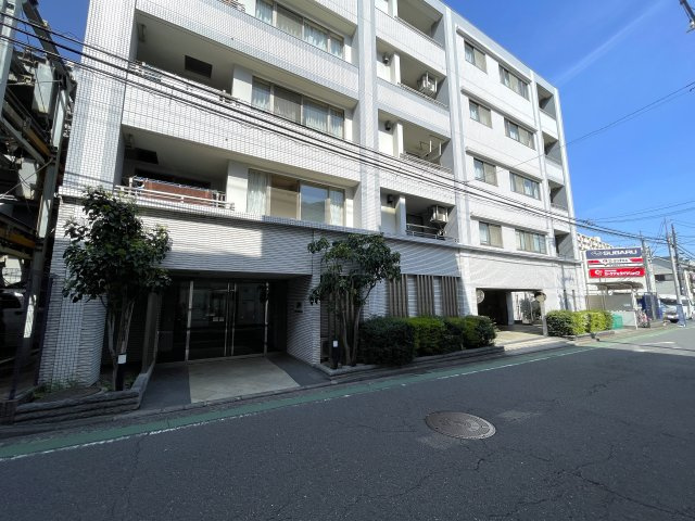 お布団派には朗報！現代のクローゼットではしまいにくいが、ココはユトリあるためイケちゃいます！廊下の面積が最低限で、その分リビングや部屋に使える！【クオス上星川】リノベーション