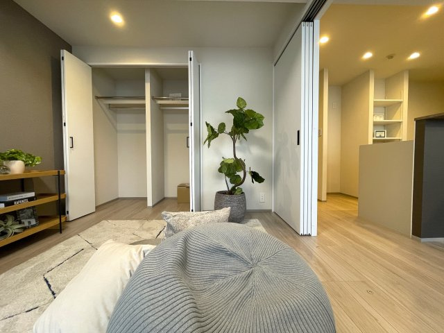 お布団派には朗報！現代のクローゼットではしまいにくいが、ココはユトリあるためイケちゃいます！廊下の面積が最低限で、その分リビングや部屋に使える！【クオス上星川】リノベーションの居間・リビング|ゆったりとしたリビングです