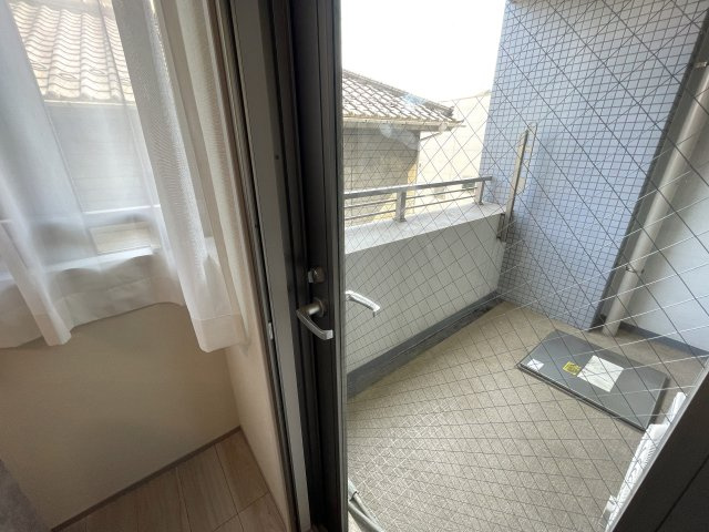 お布団派には朗報！現代のクローゼットではしまいにくいが、ココはユトリあるためイケちゃいます！廊下の面積が最低限で、その分リビングや部屋に使える！【クオス上星川】リノベーションのバルコニー|バルコニー付きです