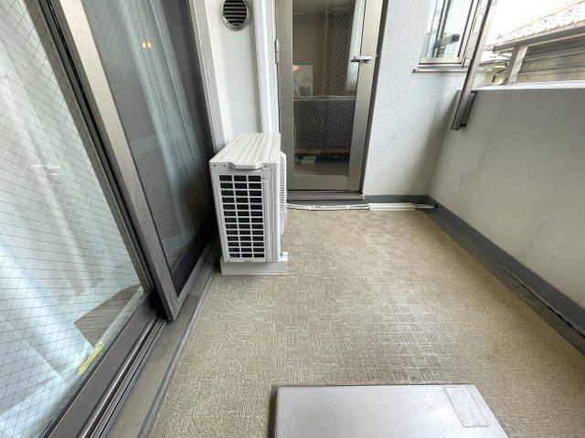 お布団派には朗報！現代のクローゼットではしまいにくいが、ココはユトリあるためイケちゃいます！廊下の面積が最低限で、その分リビングや部屋に使える！【クオス上星川】リノベーションのバルコニー|バルコニーがあります