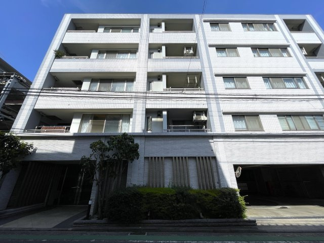 お布団派には朗報！現代のクローゼットではしまいにくいが、ココはユトリあるためイケちゃいます！廊下の面積が最低限で、その分リビングや部屋に使える！【クオス上星川】リノベーションの外観|物件の外観です