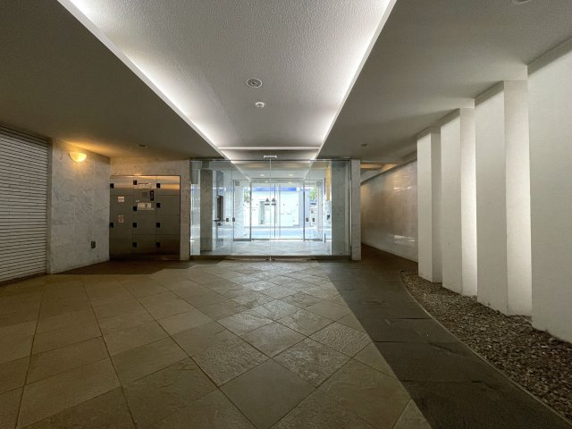 お布団派には朗報！現代のクローゼットではしまいにくいが、ココはユトリあるためイケちゃいます！廊下の面積が最低限で、その分リビングや部屋に使える！【クオス上星川】リノベーションのロビー