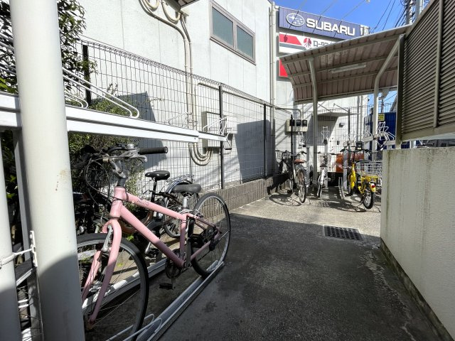 お布団派には朗報！現代のクローゼットではしまいにくいが、ココはユトリあるためイケちゃいます！廊下の面積が最低限で、その分リビングや部屋に使える！【クオス上星川】リノベーションの駐輪場