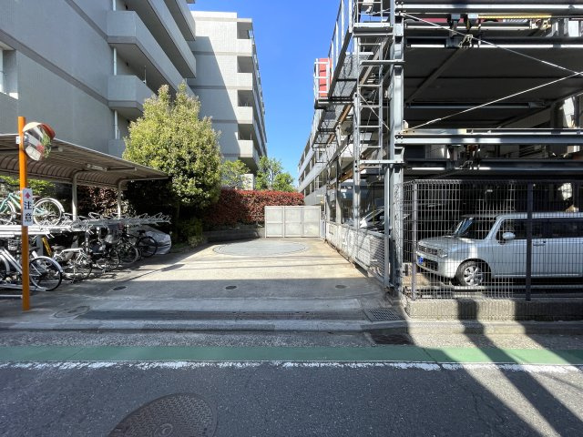 お布団派には朗報！現代のクローゼットではしまいにくいが、ココはユトリあるためイケちゃいます！廊下の面積が最低限で、その分リビングや部屋に使える！【クオス上星川】リノベーションの駐車場|駐車場があります
