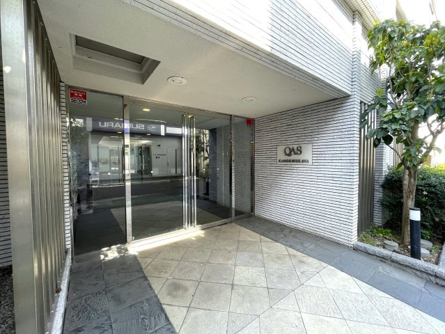 お布団派には朗報！現代のクローゼットではしまいにくいが、ココはユトリあるためイケちゃいます！廊下の面積が最低限で、その分リビングや部屋に使える！【クオス上星川】リノベーションのエントランス|清潔なエントランスです