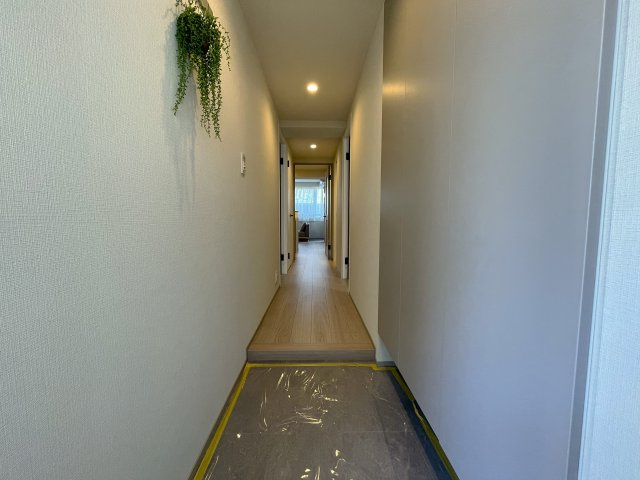 お布団派には朗報！現代のクローゼットではしまいにくいが、ココはユトリあるためイケちゃいます！廊下の面積が最低限で、その分リビングや部屋に使える！【クオス上星川】リノベーションの玄関|落ち着いた玄関です