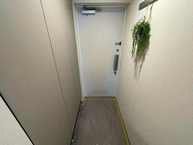 お布団派には朗報！現代のクローゼットではしまいにくいが、ココはユトリあるためイケちゃいます！廊下の面積が最低限で、その分リビングや部屋に使える！【クオス上星川】リノベーションの玄関|毎日通る玄関はこちらです