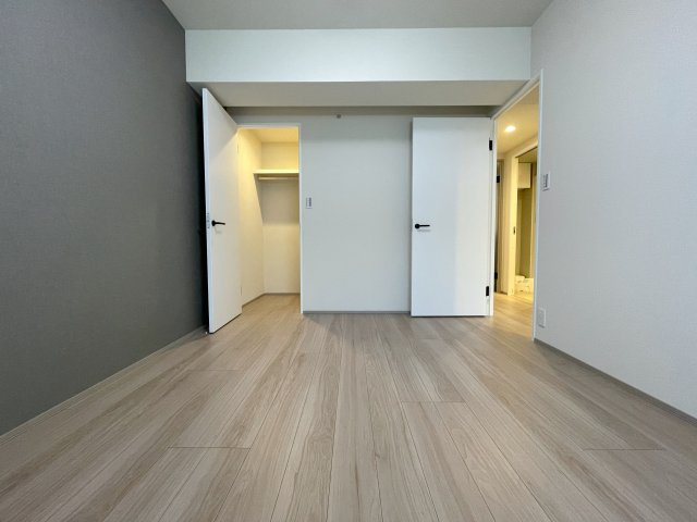 お布団派には朗報！現代のクローゼットではしまいにくいが、ココはユトリあるためイケちゃいます！廊下の面積が最低限で、その分リビングや部屋に使える！【クオス上星川】リノベーションの洋室|個人の部屋や寝室として使える洋室です