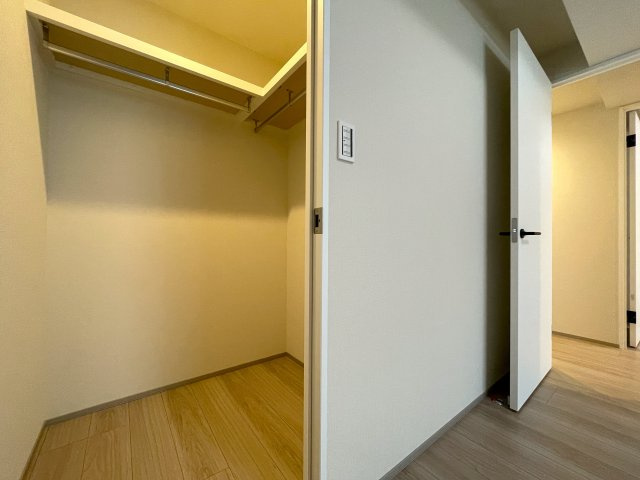 お布団派には朗報！現代のクローゼットではしまいにくいが、ココはユトリあるためイケちゃいます！廊下の面積が最低限で、その分リビングや部屋に使える！【クオス上星川】リノベーションの収納|専用の収納スペースです