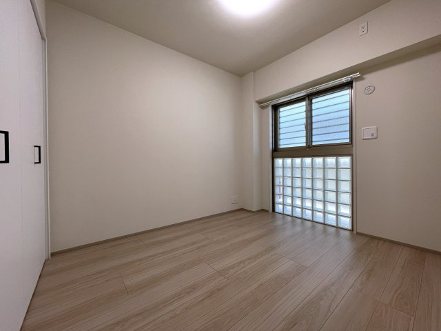 お布団派には朗報！現代のクローゼットではしまいにくいが、ココはユトリあるためイケちゃいます！廊下の面積が最低限で、その分リビングや部屋に使える！【クオス上星川】リノベーションの洋室|個人の部屋や寝室として使える洋室です