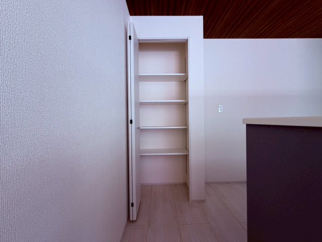 【収納】 | 練馬区関町南３丁目　新築戸建て | 食材や日用品をすっきり収納できる、使い勝手の良いパントリー