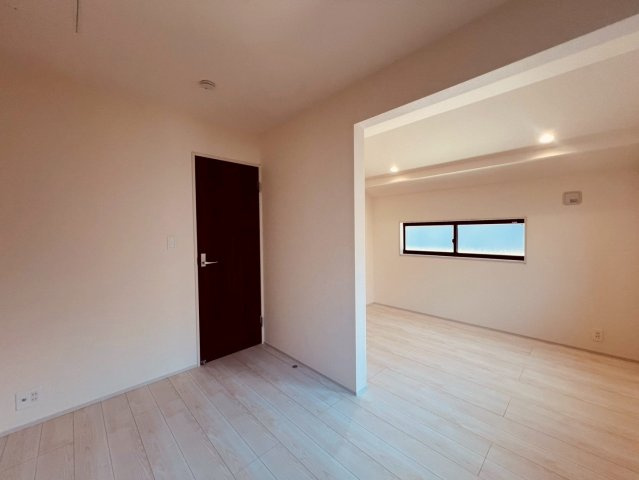 【洋室】 | 練馬区関町南３丁目　新築戸建て | 2階洋室はそれぞれ2部屋としても広々1部屋としても使えます