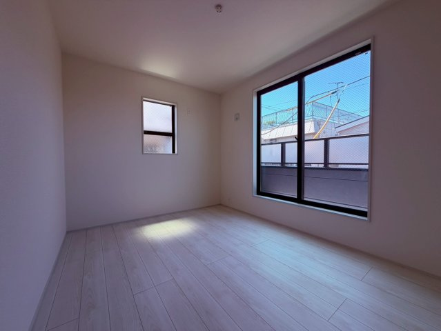【洋室】 | 練馬区関町南３丁目　新築戸建て | 明るい採光が心地よく、ゆったりと過ごせる快適な洋室