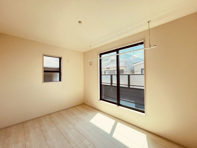 【洋室】 | 練馬区関町南３丁目　新築戸建て | 明るい採光が心地よく、ゆったりと過ごせる快適な洋室