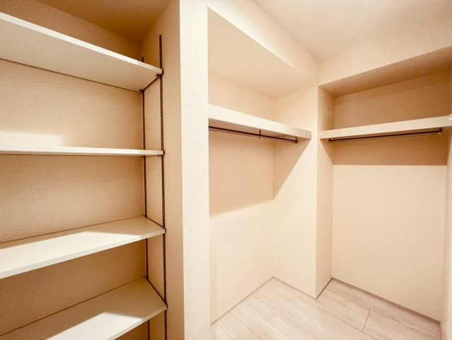 【収納】 | 練馬区関町南３丁目　新築戸建て | 衣類や小物をまとめて収納できる、使い勝手の良いWICです