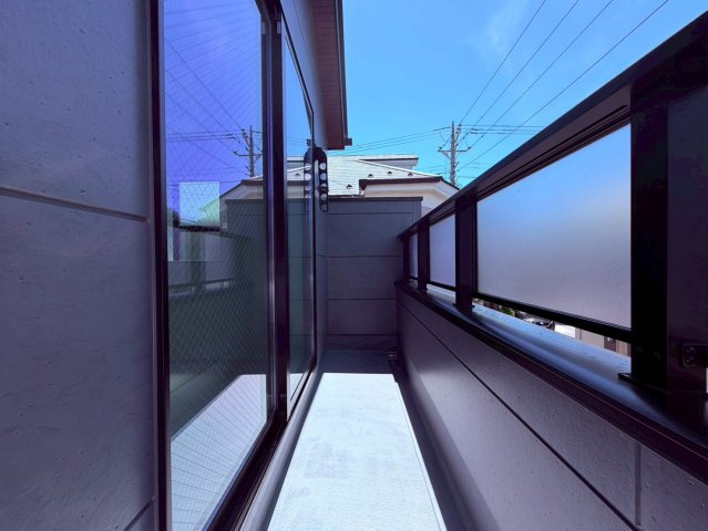 【バルコニー】 | 練馬区関町南３丁目　新築戸建て | 陽当たり良好で洗濯物もよく乾く、使い勝手の良いバルコニー